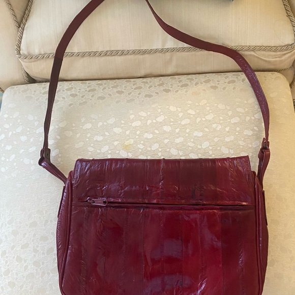 Gorgeous Rich burgundy reddish wine, color, shoulder bag. - Picture 2 of 4